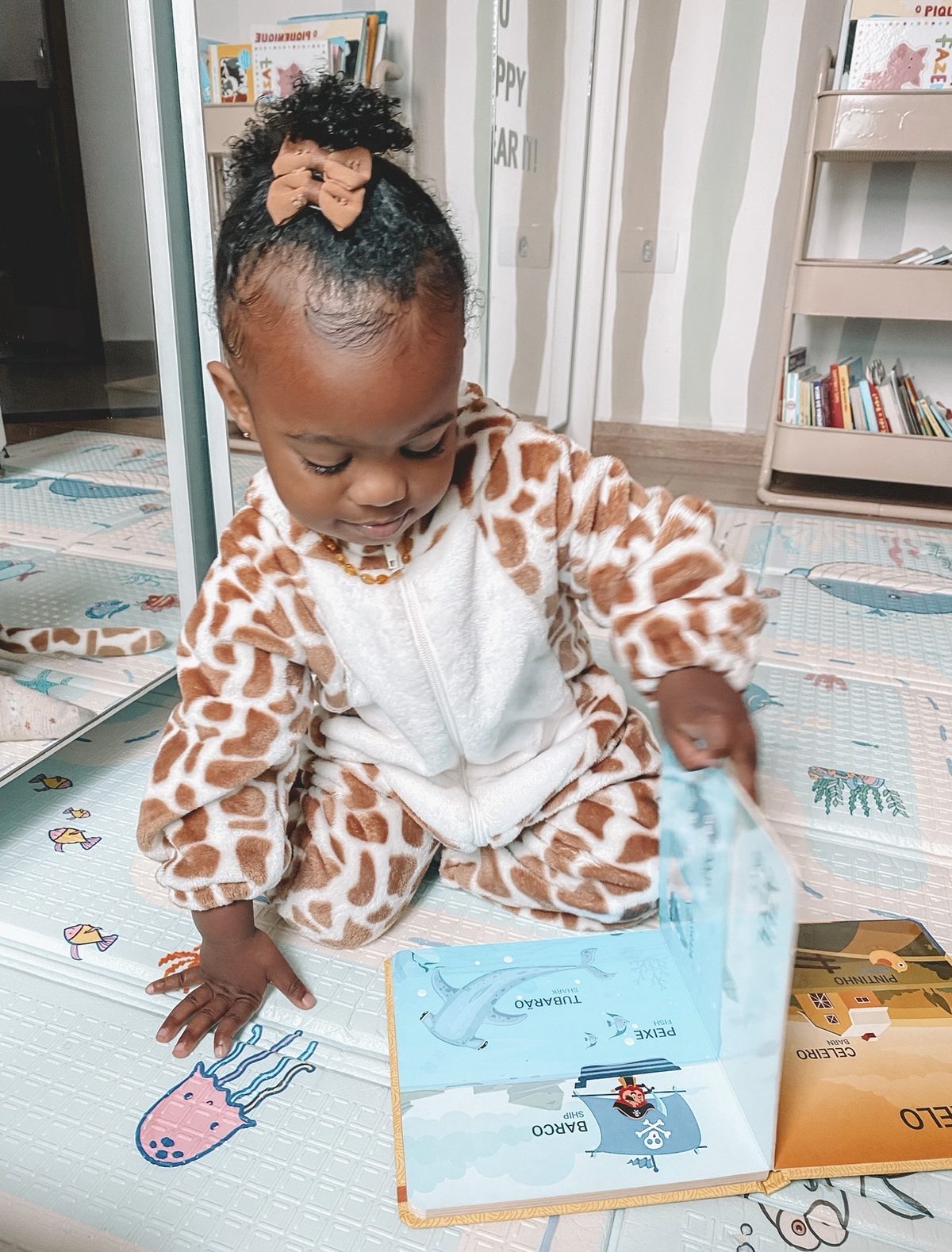 Aline brincando com a filha