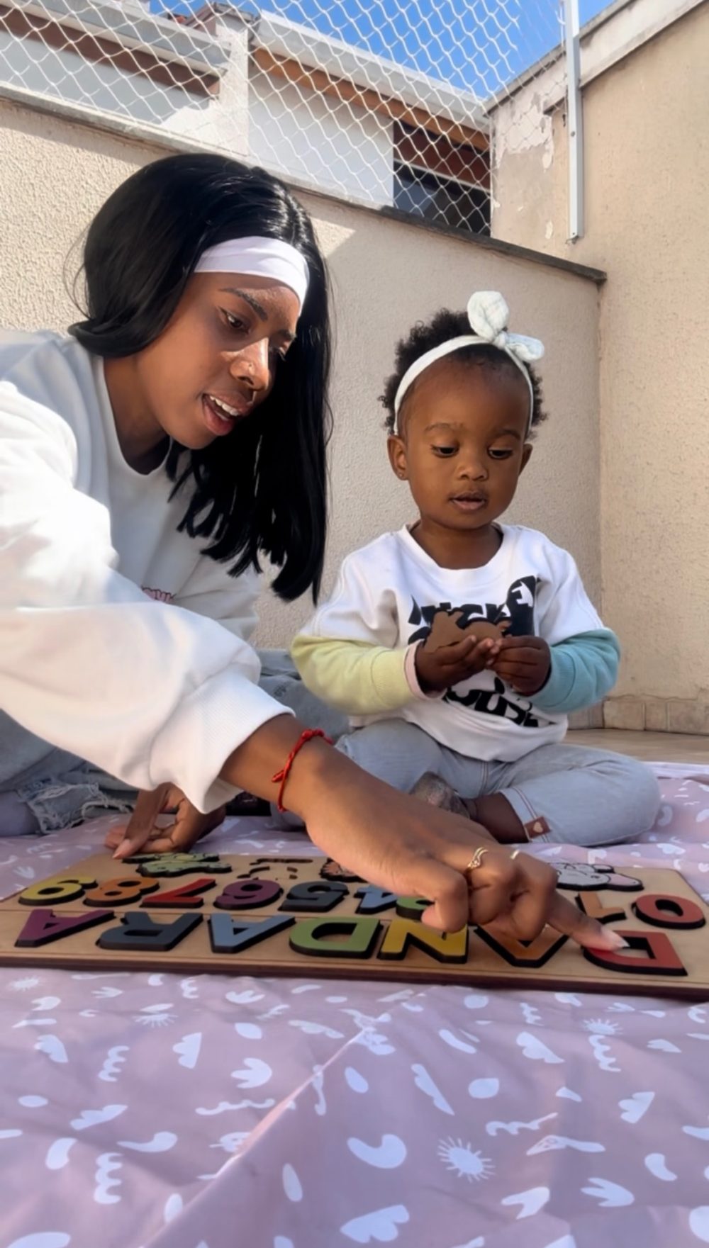 Aline ensinando inglês para a filha